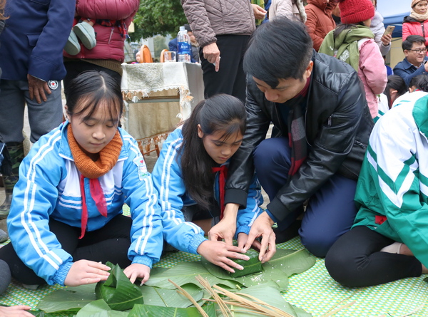 Bí thư Trung ương Đoàn, Nguyễn Ngọc Lương tham gia gói bánh chưng cùng các em thiếu nhi tại lễ hội
